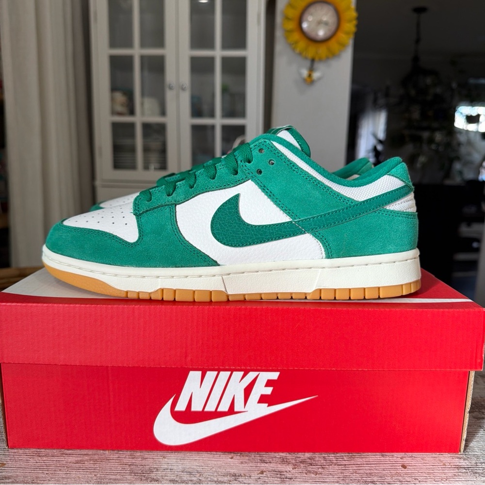 Nike Dunk Low SE Malachite Green Gum Sneakers HQ1519 030 NEW Women’s Size 10.5